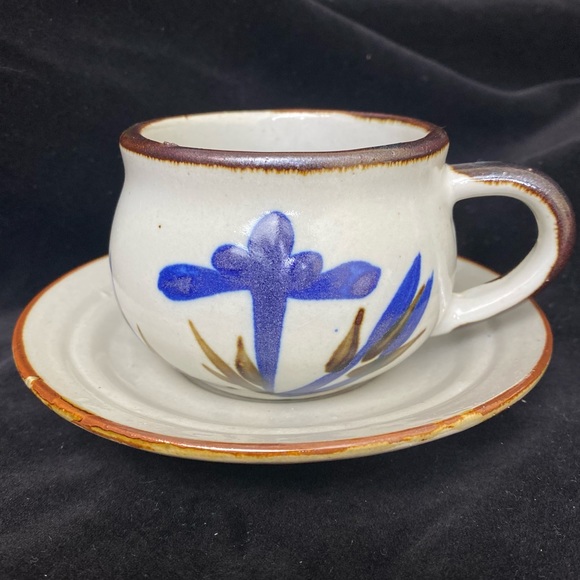 Vintage EUC Set of 6, Rustic Farmhouse Ceramic Gray/Blue Floral Cups and Saucers - Picture 10 of 17